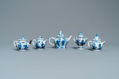 Cinq théières en porcelaine de Chine en bleu et blanc à décor de longues dames, Kangxi