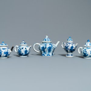 Cinq théières en porcelaine de Chine en bleu et blanc à décor de longues dames, Kangxi — photo 1
