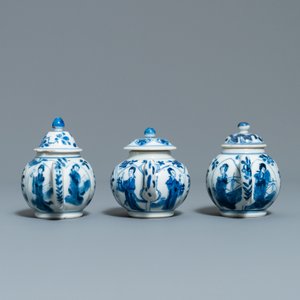 Cinq théières en porcelaine de Chine en bleu et blanc à décor de longues dames, Kangxi — photo 11
