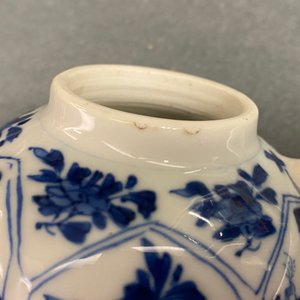 Cinq théières en porcelaine de Chine en bleu et blanc à décor de longues dames, Kangxi — photo 15