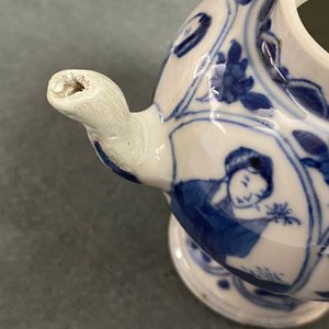 Cinq théières en porcelaine de Chine en bleu et blanc à décor de longues dames, Kangxi — photo 18
