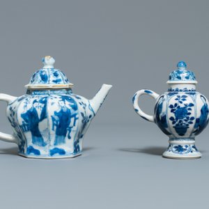 Cinq théières en porcelaine de Chine en bleu et blanc à décor de longues dames, Kangxi — photo 2