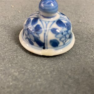 Cinq théières en porcelaine de Chine en bleu et blanc à décor de longues dames, Kangxi — photo 21