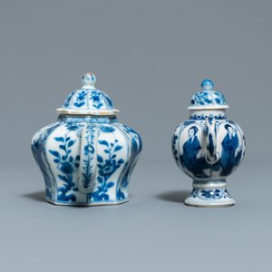 Cinq théières en porcelaine de Chine en bleu et blanc à décor de longues dames, Kangxi — photo 5
