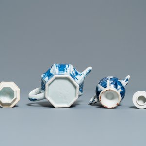 Cinq théières en porcelaine de Chine en bleu et blanc à décor de longues dames, Kangxi — photo 7