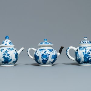 Cinq théières en porcelaine de Chine en bleu et blanc à décor de longues dames, Kangxi — photo 8