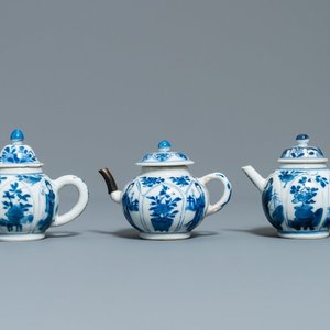 Cinq théières en porcelaine de Chine en bleu et blanc à décor de longues dames, Kangxi — photo 10