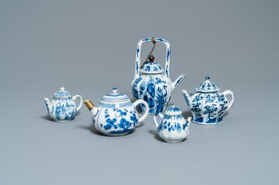 Cinq théières en porcelaine de Chine en bleu et blanc, Kangxi