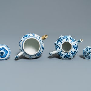 Cinq théières en porcelaine de Chine en bleu et blanc, Kangxi — photo 12
