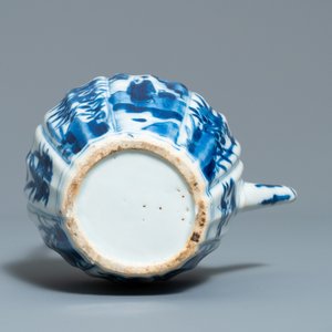 Cinq théières en porcelaine de Chine en bleu et blanc, Kangxi — photo 9
