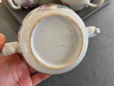 Cinq théières en porcelaine de Chine famille rose, Yongzheng/Qianlong — photo 5