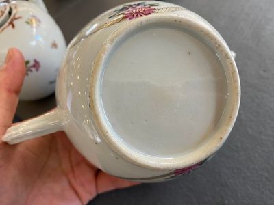 Cinq théières en porcelaine de Chine famille rose, Yongzheng/Qianlong — photo 8