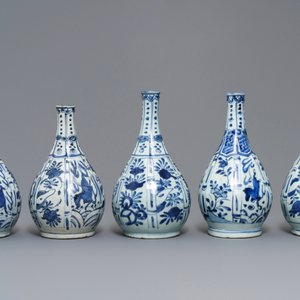 Cinq vases de forme bouteille en porcelaine de Chine bleu et blanc, Wanli — photo 4