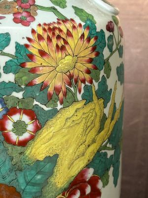 Cinq vases divers en porcelaine de Chine famille rose, 19/20ème — photo 49