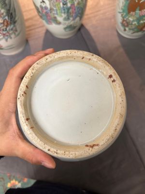 Cinq vases divers en porcelaine de Chine famille rose, 19/20ème — photo 10