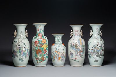 Cinq vases divers en porcelaine de Chine famille rose, 19/20ème