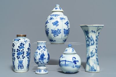 Cinq vases en porcelaine de Chine bleu et blanc, Kangxi
