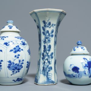 Cinq vases en porcelaine de Chine bleu et blanc, Kangxi — photo 8