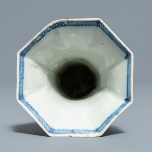 Cinq vases en porcelaine de Chine bleu et blanc, Kangxi — photo 10