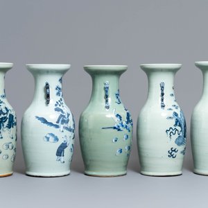 Cinq vases en porcelaine de Chine bleu et blanc sur fond céladon, 19ème — photo 2