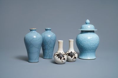 Cinq vases en porcelaine de Chine bleu lavende monochrome et craquelé, 19/20ème