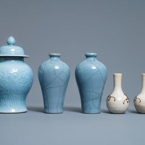 Cinq vases en porcelaine de Chine bleu lavende monochrome et craquelé, 19/20ème — photo 4