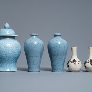 Cinq vases en porcelaine de Chine bleu lavende monochrome et craquelé, 19/20ème — photo 5