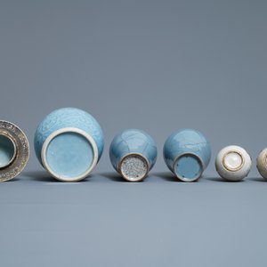 Cinq vases en porcelaine de Chine bleu lavende monochrome et craquelé, 19/20ème — photo 7