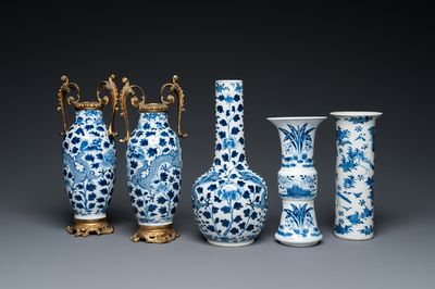 Cinq vases en porcelaine de Chine en bleu et blanc, 19ème