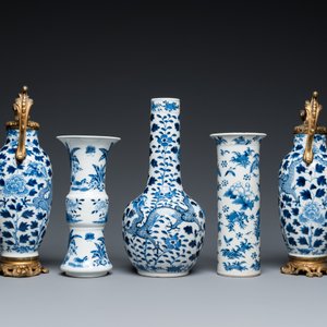 Cinq vases en porcelaine de Chine en bleu et blanc, 19ème — photo 3