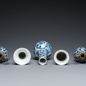 Cinq vases en porcelaine de Chine en bleu et blanc, 19ème — photo 6