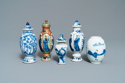Cinq vases en porcelaine de Chine en bleu et blanc dont un surdécoré, Kangxi