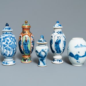 Cinq vases en porcelaine de Chine en bleu et blanc dont un surdécoré, Kangxi — photo 1