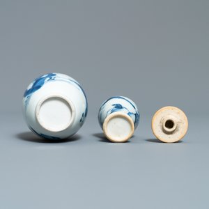 Cinq vases en porcelaine de Chine en bleu et blanc dont un surdécoré, Kangxi — photo 13