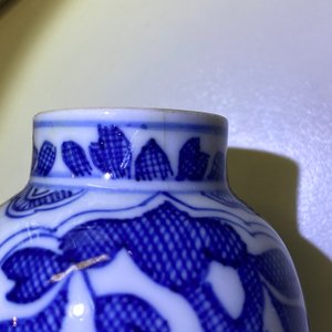 Cinq vases en porcelaine de Chine en bleu et blanc dont un surdécoré, Kangxi — photo 15