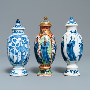Cinq vases en porcelaine de Chine en bleu et blanc dont un surdécoré, Kangxi — photo 2