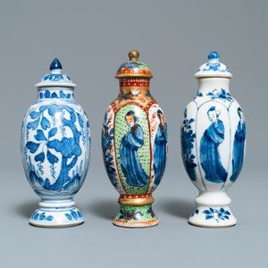 Cinq vases en porcelaine de Chine en bleu et blanc dont un surdécoré, Kangxi — photo 3