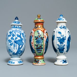 Cinq vases en porcelaine de Chine en bleu et blanc dont un surdécoré, Kangxi — photo 4