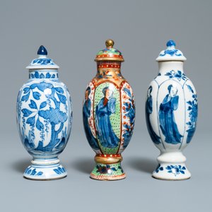 Cinq vases en porcelaine de Chine en bleu et blanc dont un surdécoré, Kangxi — photo 5
