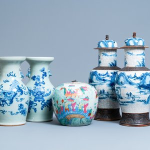 Cinq vases en porcelaine de Chine en bleu et blanc et en famille rose, 19ème — photo 1