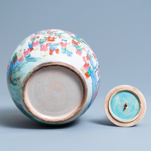 Cinq vases en porcelaine de Chine en bleu et blanc et en famille rose, 19ème — photo 21