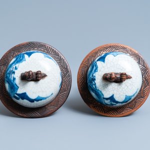 Cinq vases en porcelaine de Chine en bleu et blanc et en famille rose, 19ème — photo 8