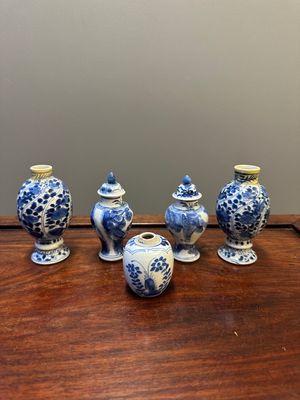 Cinq vases en porcelaine de Chine en bleu et blanc, Kangxi — photo 1