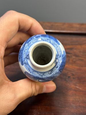 Cinq vases en porcelaine de Chine en bleu et blanc, Kangxi — photo 23