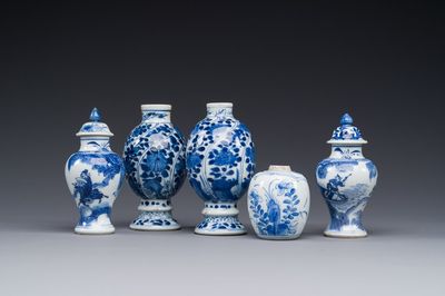 Cinq vases en porcelaine de Chine en bleu et blanc, Kangxi