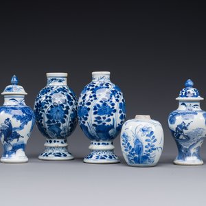 Cinq vases en porcelaine de Chine en bleu et blanc, Kangxi — photo 1