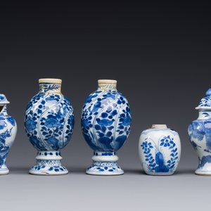 Cinq vases en porcelaine de Chine en bleu et blanc, Kangxi — photo 3
