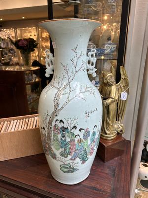 Cinq vases en porcelaine de Chine famille rose à décor figuratif, 19/20ème — photo 10