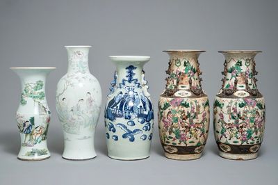 Cinq vases en porcelaine de Chine famille rose et bleu et blanc, 19/20ème