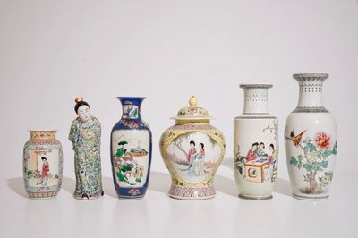 Cinq vases en porcelaine de Chine famille rose et une figure debout, 19/20ème